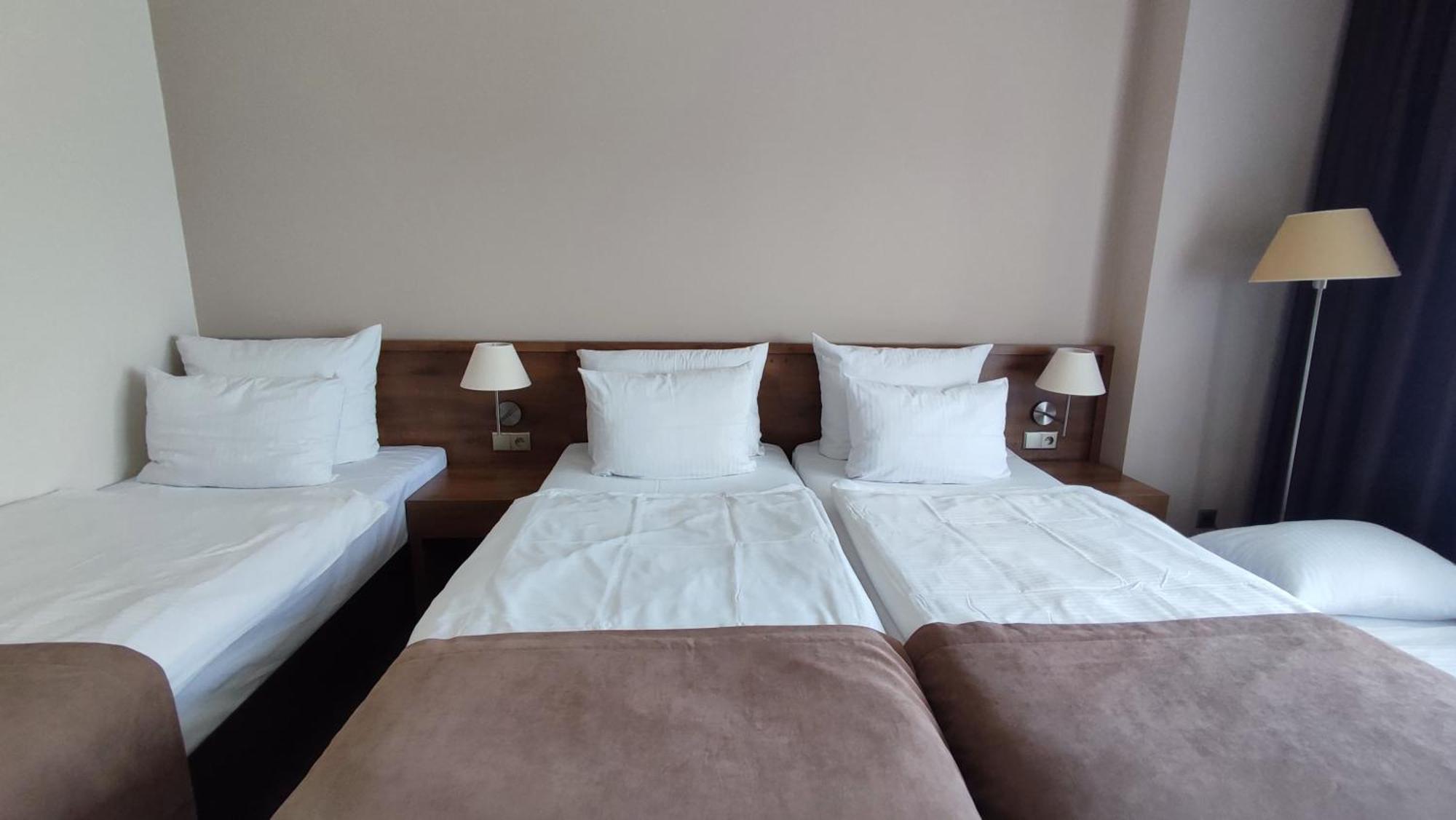 Hotel Gem ヴロツワフ エクステリア 写真