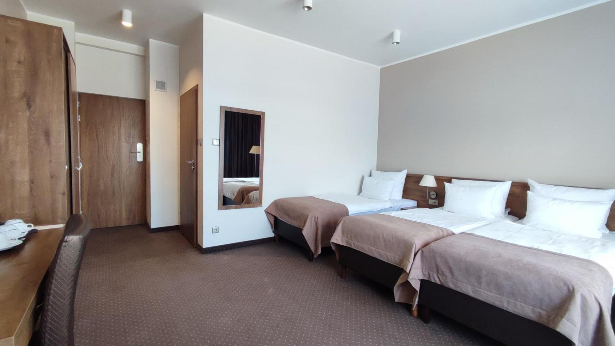 Hotel Gem ヴロツワフ エクステリア 写真